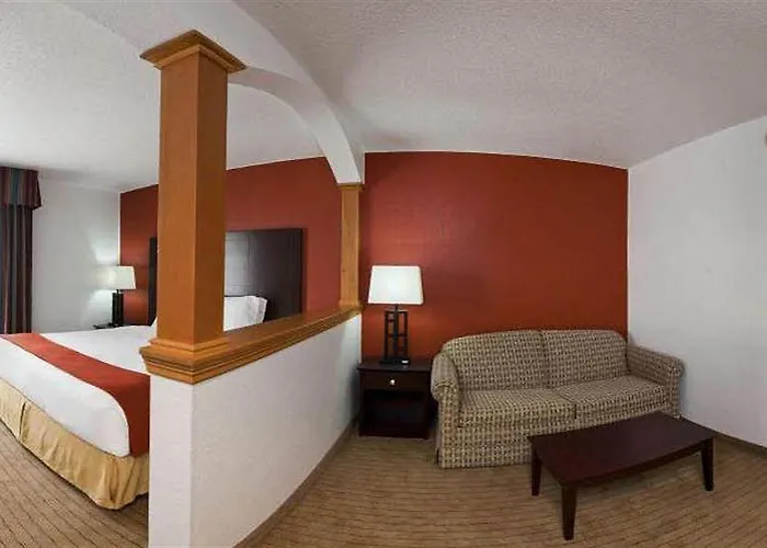 Express & Chicago-algonquin By Ihg Hotel