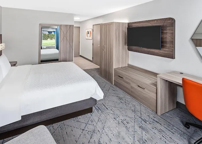 Express & Chicago-algonquin By Ihg Hotel