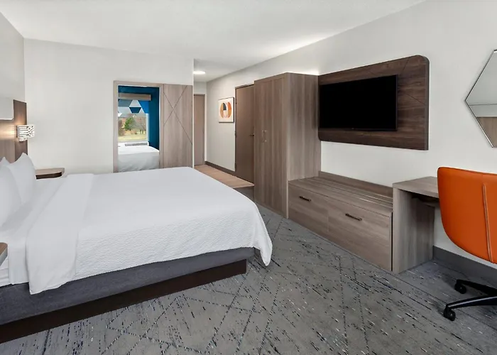 Express & Chicago-algonquin By Ihg Hotel