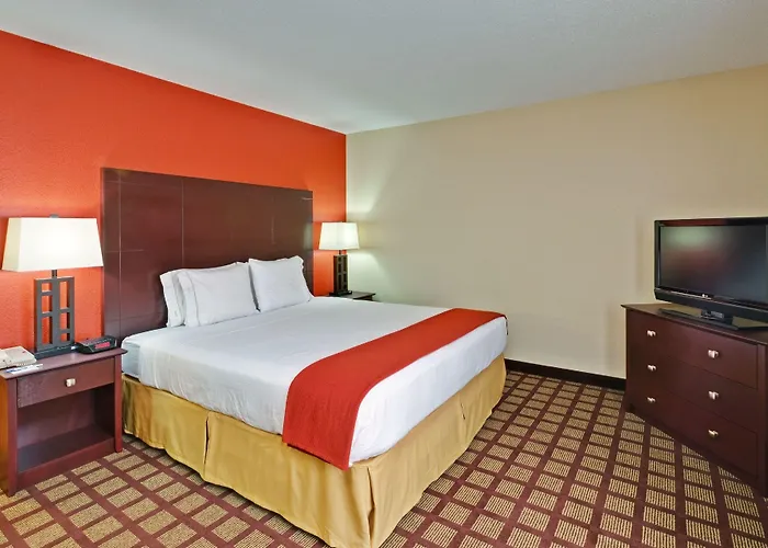 Express & Chicago-algonquin By Ihg Hotel