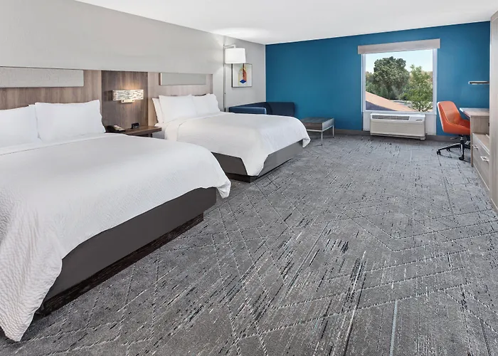 Express & Chicago-algonquin By Ihg Hotel