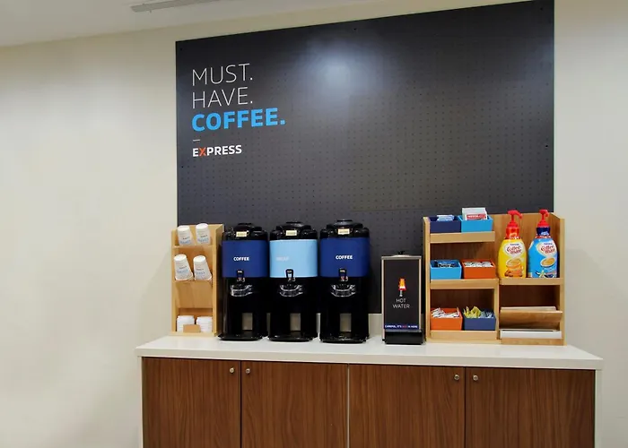 Express & Chicago-algonquin By Ihg Hotel